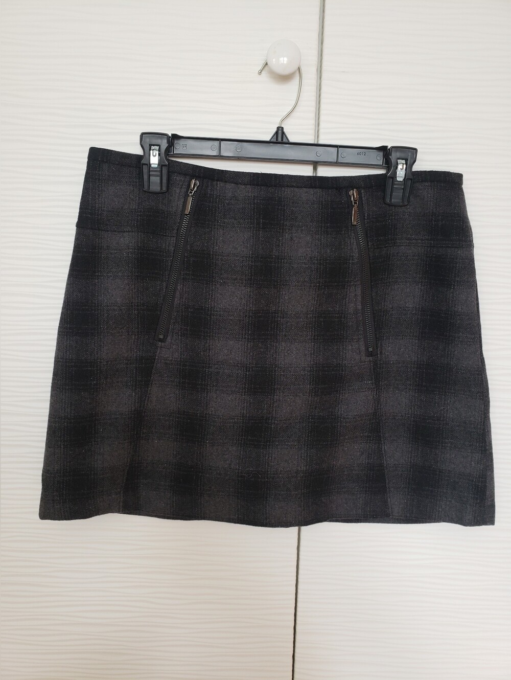 Kenar Wool Blend Black and Gray Plaid Mini Skirt with Front Zippers Accent Sz.6